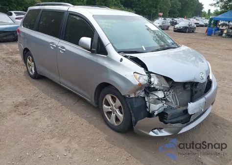 2013 Toyota Sienna Le V6 8 Passenger z USA, uszkodzony, nr VIN 5TDKK3DC7DS390090